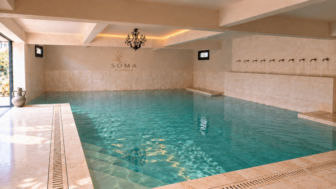 Amplia piscina interior climatizada de SOMA Spa by GHILEN, con circuito de aguas e hidromasajes en Mar de las Pampas.